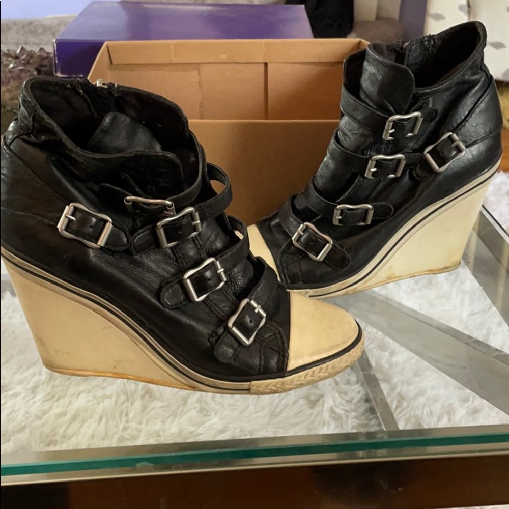 Wedge leather sneaker size 7